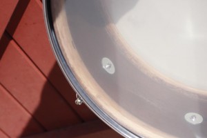 dans la blanche qui revient vraiment de loin avec sacage à la neoprene puis généreuse couche de peinture noire poisseuse dedans ...  visserie rouillée peinte avec de la peinture argent cercles pourris, rhodo noir poncé par endroits généreusement ... throw off changé pour un premier (le moindre mal mais vas trouver celui d'origine ! ) bref ... fallait aimer pour s'infliger cette peine