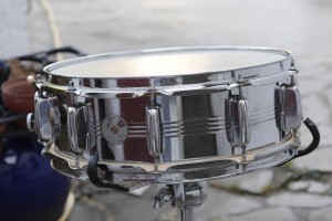 Années 60 10 tirants (rare !) copie genre Slingerland de bonne facture ... nombreux points de rouille, dings et dongs mais quasi complète et totalement fonctionnelle . Un son sympathique et super utilisable en studio pour 70 balles. Peaux d'époque à changer (piti trous dans chaque ) pour une utilisation raisonnable mais à garder pour une éventuelle revente. 70 balles
