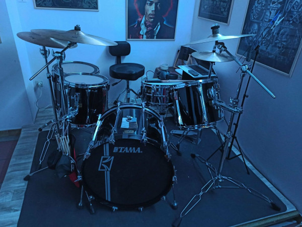 Tama Artstar 2 (22&quot; / 12&quot; / 14&quot; / 16&quot;)<br />Caisse claire Tama Artstar/Granstar (14x6,5)<br />Set Cymbales Zildjian série K