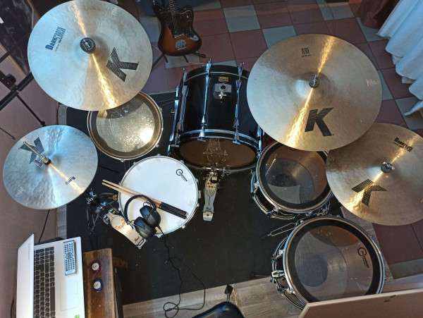 Tama Artstar 2 (22&quot; / 12&quot; / 14&quot; / 16&quot;)<br />Caisse claire Tama Artstar/Granstar (14x6,5)<br />Set Cymbales Zildjian série K