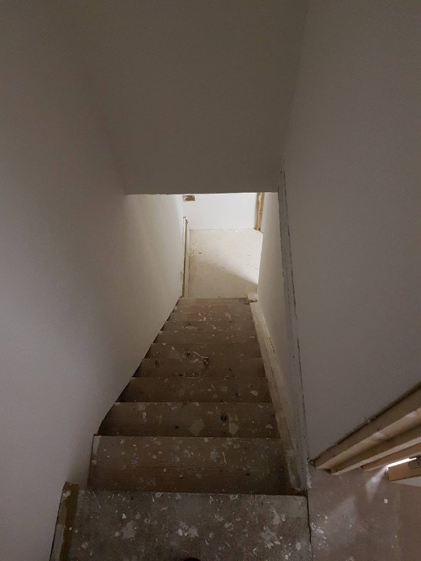 L'escalier qui mène au local, il y a desormais une porte qui lui fait face donc double porte en haut et en bas