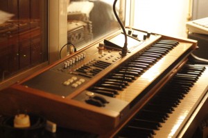 J'ai oublié de mentionner les touches de transport pour un DAW genre protools ou cubase (en blanc sur la partie gauche du clavier) qui tournent résolument bien sur le Minimoon
